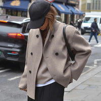 Trendy, loose-fitting jacket with button closure for women